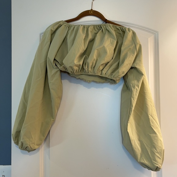 PrettyLittleThing size 6 NWT green long sleeve crop top off shoulder - Picture 3 of 3